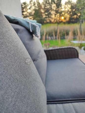 Szary komplet mebli z technorattanu dla 5 osób z sofą i fotelami Cioso