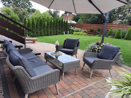 Szary komplet mebli z technorattanu dla 5 osób z sofą i fotelami Cioso