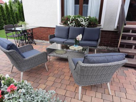 Szary komplet mebli z technorattanu dla 5 osób z sofą i fotelami Cioso