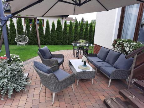 Szary komplet mebli z technorattanu dla 5 osób z sofą i fotelami Cioso