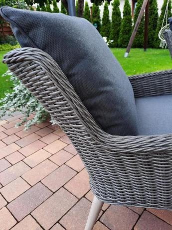 Szary komplet mebli z technorattanu dla 5 osób z sofą i fotelami Cioso