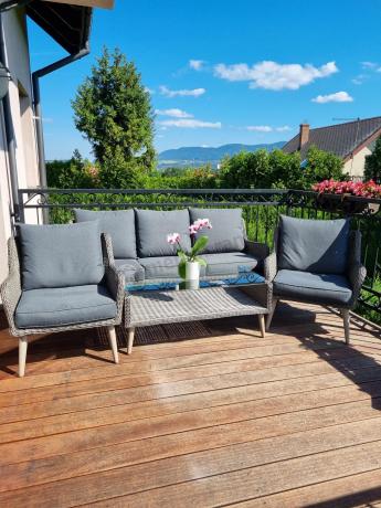 Szary komplet mebli z technorattanu dla 5 osób z sofą i fotelami Cioso