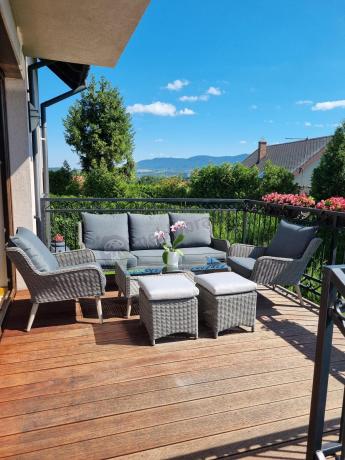 Szary komplet mebli z technorattanu dla 5 osób z sofą i fotelami Cioso