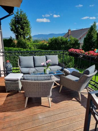 Szary komplet mebli z technorattanu dla 5 osób z sofą i fotelami Cioso