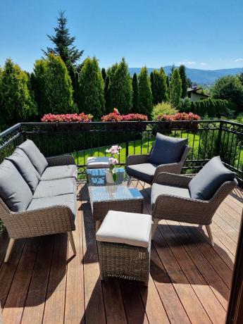 Szary komplet mebli z technorattanu dla 5 osób z sofą i fotelami Cioso