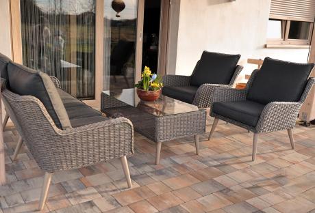 Szary komplet mebli z technorattanu dla 5 osób z sofą i fotelami Cioso