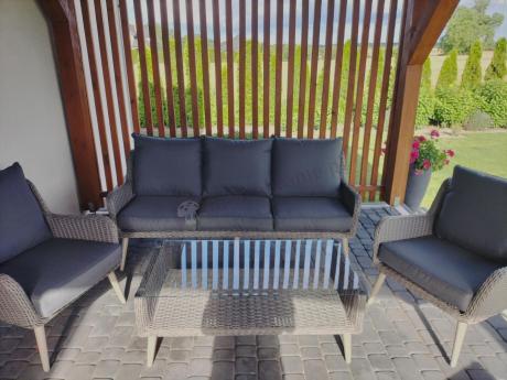 Szary komplet mebli z technorattanu dla 5 osób z sofą i fotelami Cioso