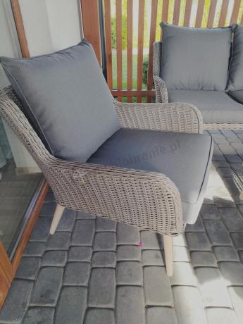 Szary komplet mebli z technorattanu dla 5 osób z sofą i fotelami Cioso