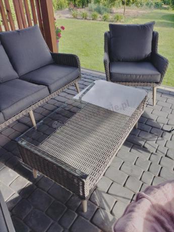 Szary komplet mebli z technorattanu dla 5 osób z sofą i fotelami Cioso