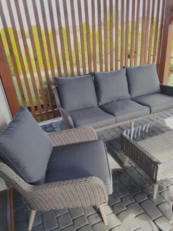 Szary komplet mebli z technorattanu dla 5 osób z sofą i fotelami Cioso