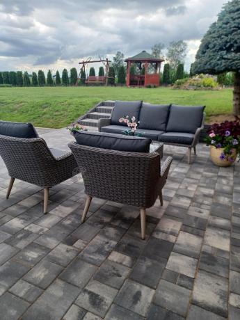 Szary komplet mebli z technorattanu dla 5 osób z sofą i fotelami Cioso