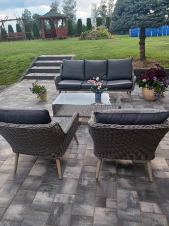 Szary komplet mebli z technorattanu dla 5 osób z sofą i fotelami Cioso