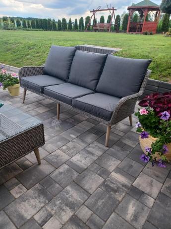 Szary komplet mebli z technorattanu dla 5 osób z sofą i fotelami Cioso