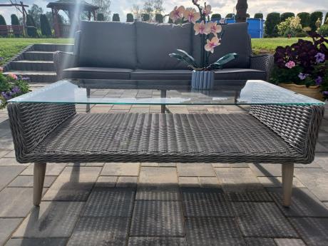 Szary komplet mebli z technorattanu dla 5 osób z sofą i fotelami Cioso