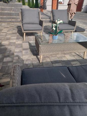 Szary komplet mebli z technorattanu dla 5 osób z sofą i fotelami Cioso