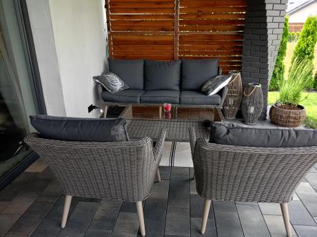 Szary komplet mebli z technorattanu dla 5 osób z sofą i fotelami Cioso