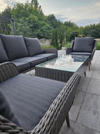 Szary komplet mebli z technorattanu dla 5 osób z sofą i fotelami Cioso