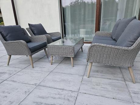 Szary komplet mebli z technorattanu dla 5 osób z sofą i fotelami Cioso