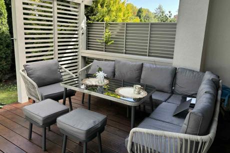 Szary narożnik na taras dla 8 osób z fotelem i pufami Postigo Corner XL