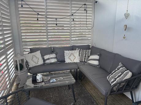 Szary narożnik tarasowy z fotelem i stolikiem kawowym - technorattan - Torgiano Corner - Grey