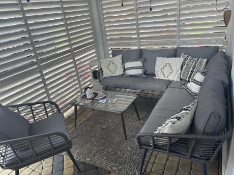 Szary narożnik tarasowy z fotelem i stolikiem kawowym - technorattan - Torgiano Corner - Grey