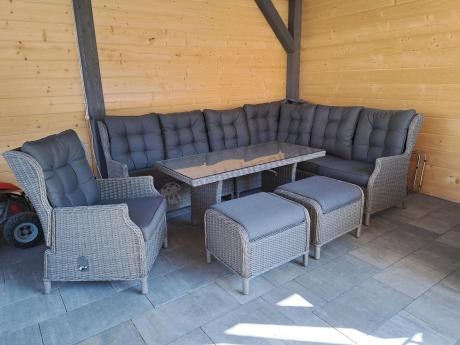 Szary narożnik tarasowy ze stołem 150cm, regulowanym fotelem i pufami - Laritto Corner