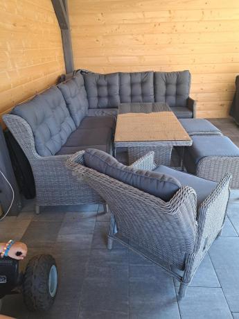 Szary narożnik tarasowy ze stołem 150cm, regulowanym fotelem i pufami - Laritto Corner