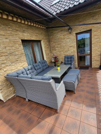 Szary narożnik tarasowy ze stołem 150cm, regulowanym fotelem i pufami - Laritto Corner