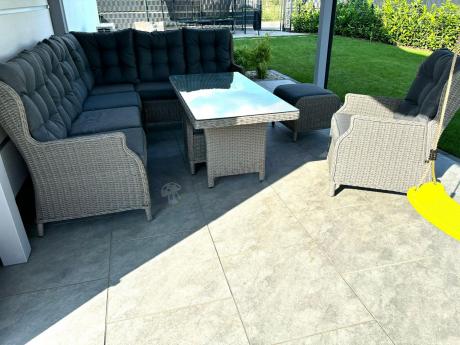 Szary narożnik tarasowy ze stołem 150cm, regulowanym fotelem i pufami - Laritto Corner