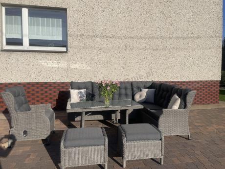 Szary narożnik tarasowy ze stołem 150cm, regulowanym fotelem i pufami - Laritto Corner