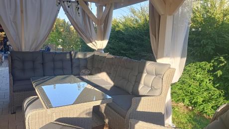 Szary narożnik tarasowy ze stołem 150cm, regulowanym fotelem i pufami - Laritto Corner