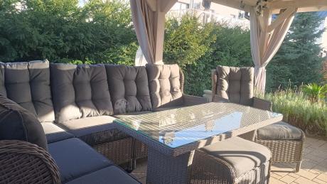 Szary narożnik tarasowy ze stołem 150cm, regulowanym fotelem i pufami - Laritto Corner