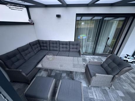 Szary narożnik tarasowy ze stołem 150cm, regulowanym fotelem i pufami - Laritto Corner