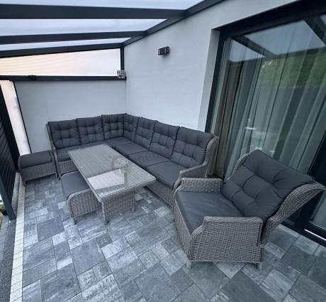 Szary narożnik tarasowy ze stołem 150cm, regulowanym fotelem i pufami - Laritto Corner