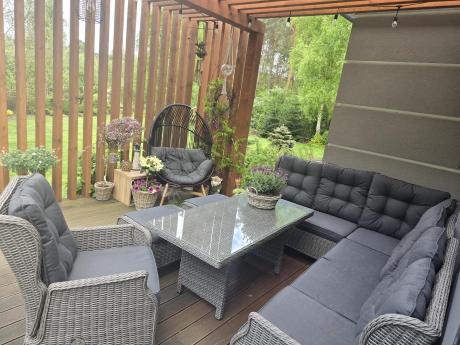 Szary narożnik tarasowy ze stołem 150cm, regulowanym fotelem i pufami - Laritto Corner