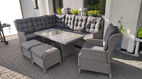 Szary narożnik tarasowy ze stołem 150cm, regulowanym fotelem i pufami - Laritto Corner