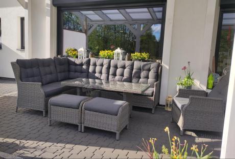 Szary narożnik tarasowy ze stołem 150cm, regulowanym fotelem i pufami - Laritto Corner