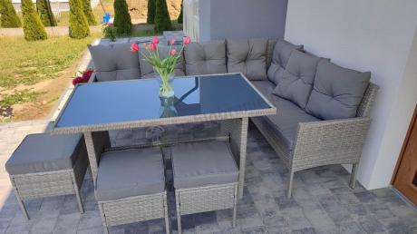 Szary narożnik technorattan 190x140cm ze stołem obiadowym i pufami Torino Corner Grey