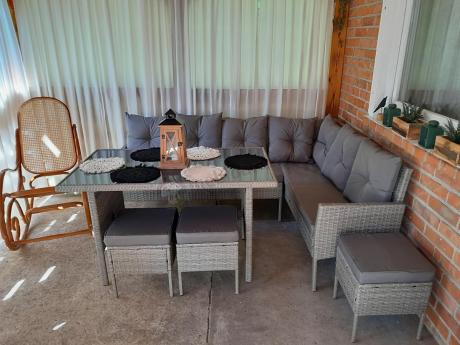 Szary narożnik technorattan 190x140cm ze stołem obiadowym i pufami Torino Corner Grey