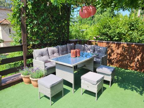 Szary narożnik technorattan 190x140cm ze stołem obiadowym i pufami Torino Corner Grey