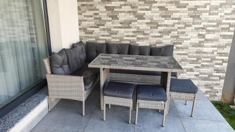 Szary narożnik z technorattanu 190x140cm ze stołem obiadowym i pufami Torino Corner Grey