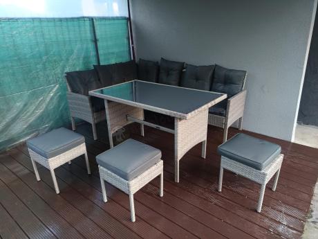 Szary narożnik z technorattanu 190x140cm ze stołem obiadowym i pufami Torino Corner Grey