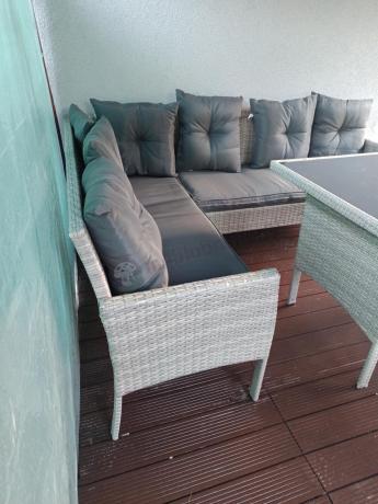 Szary narożnik z technorattanu 190x140cm ze stołem obiadowym i pufami Torino Corner Grey