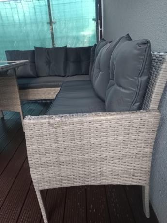 Szary narożnik z technorattanu 190x140cm ze stołem obiadowym i pufami Torino Corner Grey