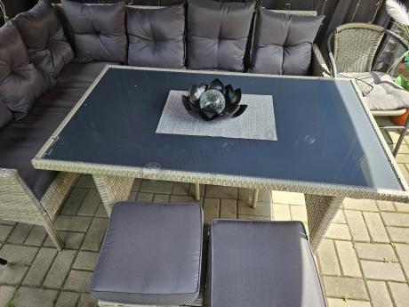 Szary narożnik z technorattanu 190x140cm ze stołem obiadowym i pufami Torino Corner Grey