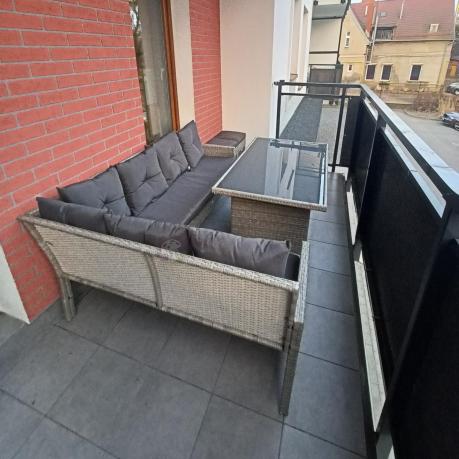Szary narożnik z technorattanu 190x140cm ze stołem obiadowym i pufami Torino Corner Grey