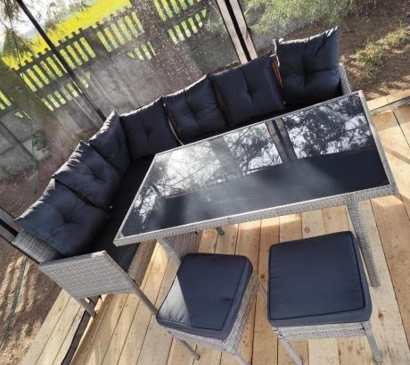 Szary narożnik z technorattanu 190x140cm ze stołem obiadowym i pufami Torino Corner Grey