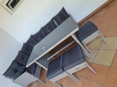 Szary narożnik z technorattanu 190x140cm ze stołem obiadowym i pufami Torino Corner Grey