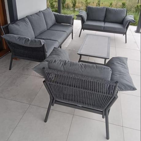 Szary nowoczesny zestaw mebli ogrodowych z dwoma sofami i fotelem Sofi - rope style