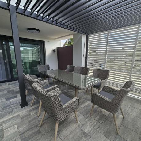 Szary zestaw mebli obiadowych dla 8 osób ze stołem 220cm Tonitto Dining 8+1